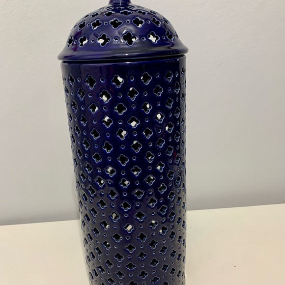 Elegant Blue Ceramic Lattice Vase